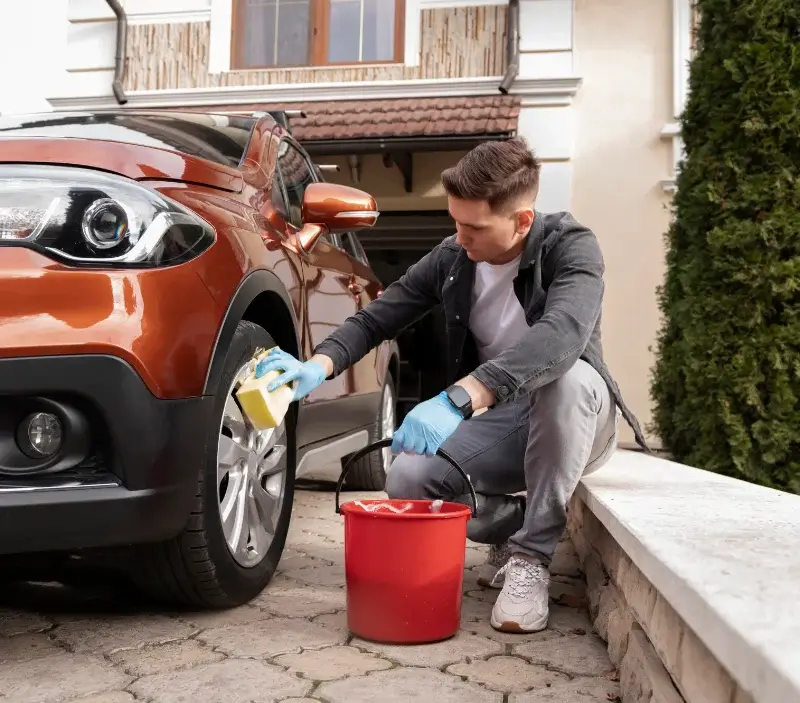 Lavage auto à domicile Lans-en-Vercors : professionnel intervenant sur un véhicule